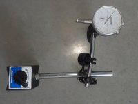 Micrometer met statief voor opmeten van slingering remschijven